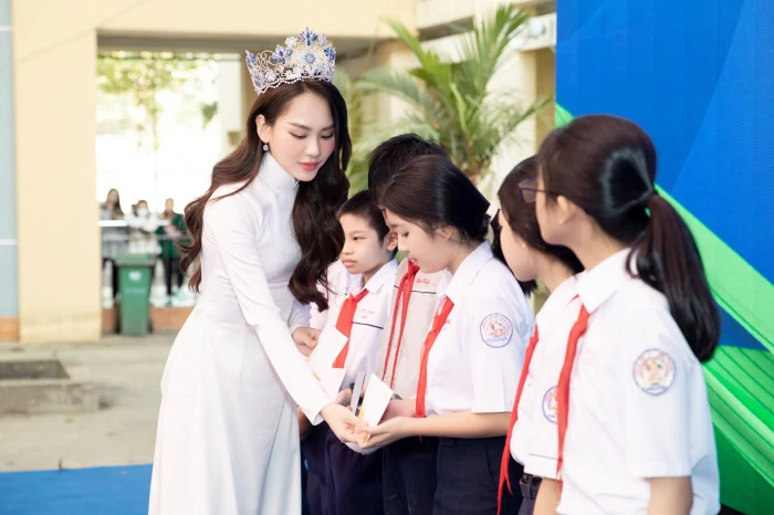 Nàng hậu tặng học 10 suất bổng cho các học sinh khó khăn. Ảnh: FBNV Nàng hậu tặng học 10 suất bổng cho các học sinh khó khăn. Ảnh: FBNV