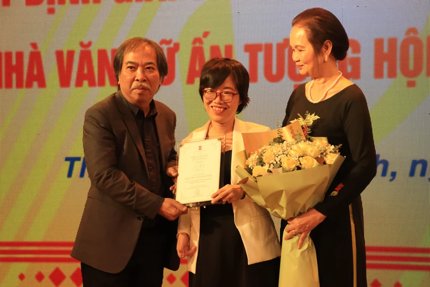 Ngoài ra, Hội Nhà văn Việt Nam còn trao thêm giải Nhà văn nữ ấn tượng cho nhà văn Nguyễn Thị Kim Hòa (Ninh Thuận). Trước đó, nhà văn Nguyễn Bích Lan đã nhận giải tại Hà Nội. Ảnh: HÀ NGUYỄN Ngoài ra, Hội Nhà văn Việt Nam còn trao thêm giải Nhà văn nữ ấn tượng cho nhà văn Nguyễn Thị Kim Hòa (Ninh Thuận). Trước đó, nhà văn Nguyễn Bích Lan đã nhận giải tại Hà Nội. Ảnh: HÀ NGUYỄN