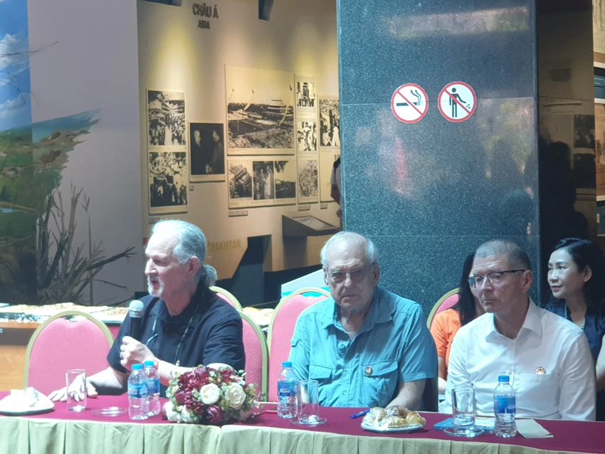Ông John Kent, sĩ quan Hải quân Hoa Kỳ chia sẻ tại chương trình. Ảnh: HÀ NGUYỄN