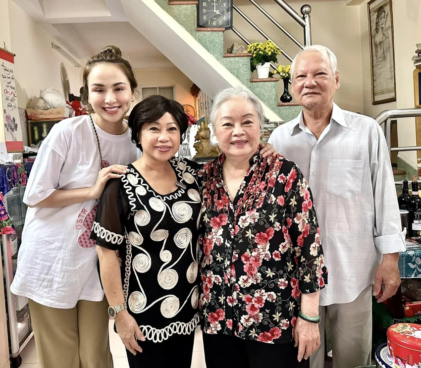 Phi Phụng cùng một số nghệ sĩ khác thăm nhà NSƯT Thanh Nguyệt. Ảnh: FBNV. Phi Phụng cùng một số nghệ sĩ khác thăm nhà NSƯT Thanh Nguyệt. Ảnh: FBNV.