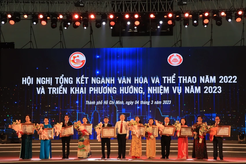 Ông Dương Anh Đức trao tặng danh hiệu Nghệ nhân ưu tú cho 12 cá nhân ở các lĩnh vực. Ảnh: HÀ NGUYỄN Ông Dương Anh Đức trao tặng danh hiệu Nghệ nhân ưu tú cho 12 cá nhân ở các lĩnh vực. Ảnh: HÀ NGUYỄN