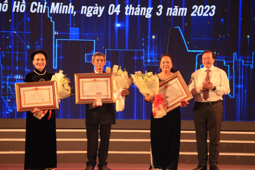 Ông Tạ Quang Đông, Thứ trưởng Bộ VH, TT & DL trao tặng danh hiệu cho ba nghệ nhân Thanh Tuyết, Thanh Vân và Hồng Oanh (từ phải sang). Ảnh: HÀ NGUYỄN Ông Tạ Quang Đông, Thứ trưởng Bộ VH, TT & DL trao tặng danh hiệu cho ba nghệ nhân Thanh Tuyết, Thanh Vân và Hồng Oanh (từ phải sang). Ảnh: HÀ NGUYỄN