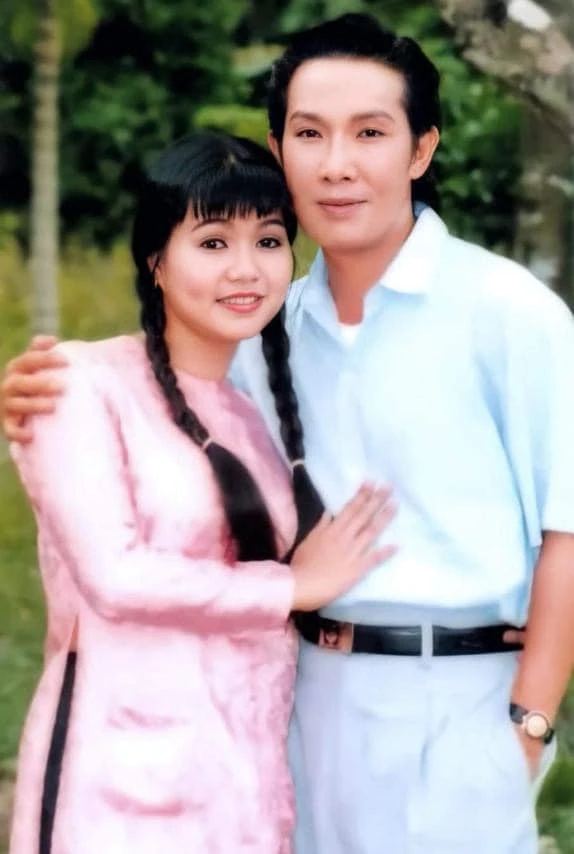 "Hình đẹp của anh em tôi đây!!! Xã hội hay Tuồng cổ vẫn đáng yêu như vậy.Anh Yêu ơi … em đang về bên anh đây" - NSƯT Ngọc Huyền nghẹn ngào.