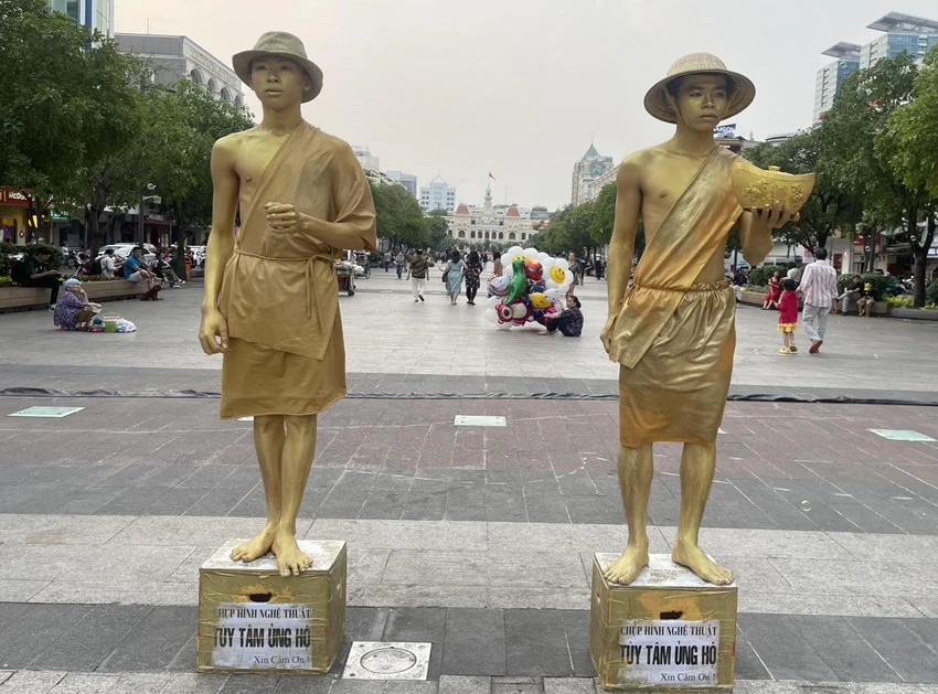 Hai nhân tượng tại phố đi bộ Nguyễn Huệ. Ảnh: THỦY TÂM