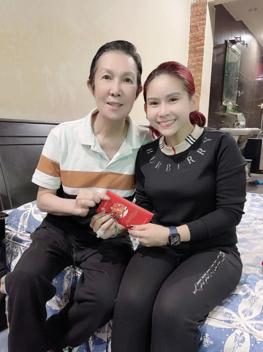 NSƯT Vũ Linh và con gái nuôi Bình Tinh. Ảnh: NSCC NSƯT Vũ Linh và con gái nuôi Bình Tinh. Ảnh: NSCC