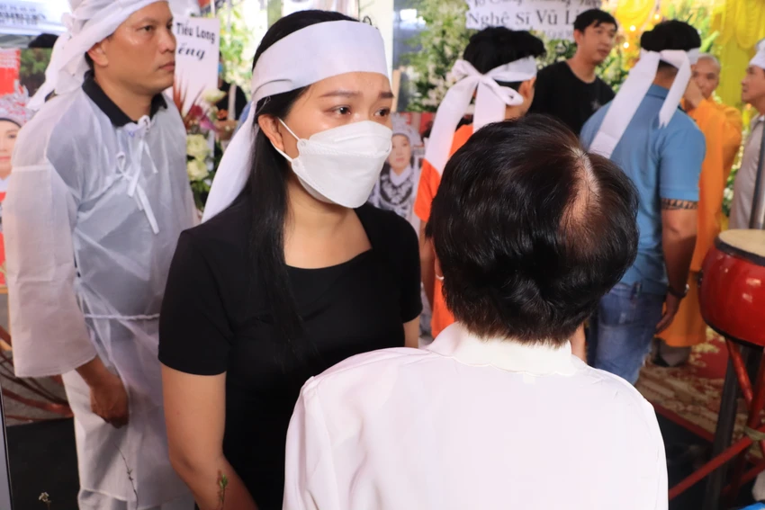 Ca sĩ Hồng Phượng tại tang lễ NSUT Vũ Linh. Ảnh: H.N Ca sĩ Hồng Phượng tại tang lễ NSUT Vũ Linh. Ảnh: H.N