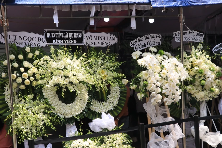 Vòng hoa của các nghệ sĩ cũng đã gửi đến tiễn biệt "anh Năm" Vũ Linh. Ảnh: H.N Vòng hoa của các nghệ sĩ cũng đã gửi đến tiễn biệt "anh Năm" Vũ Linh. Ảnh: H.N
