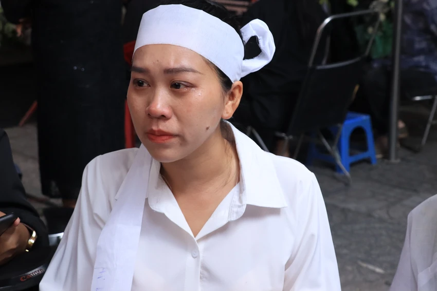 Ca sĩ Hồng Phượng tại đám tang. Ảnh: HÀ NGUYỄN Ca sĩ Hồng Phượng tại đám tang. Ảnh: HÀ NGUYỄN