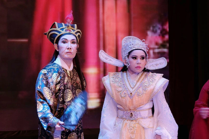 Nghệ sĩ Vũ Linh và con gái nuôi Bình Tinh trong vở Mạnh Lệ Quân kỳ nữ. Ảnh: K.T Nghệ sĩ Vũ Linh và con gái nuôi Bình Tinh trong vở Mạnh Lệ Quân kỳ nữ. Ảnh: K.T