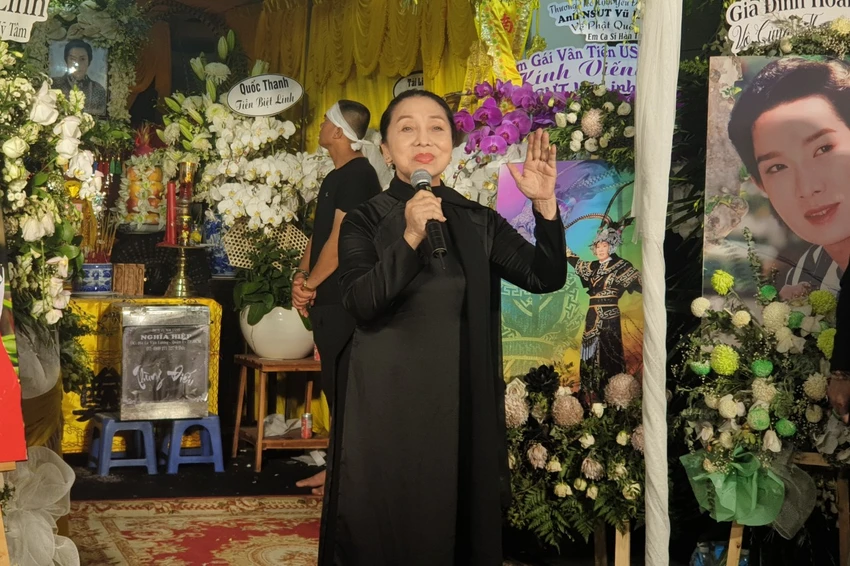 Nữ nghệ sĩ cũng đã bày tỏ sự biết ơn đối với tình yêu của khán giả dành cho cải lương. “Đúng lý ra chúng ta buồn lắm trước sự ra đi của một tài danh. Nhưng có thể thấy anh đã sống một cuộc đời rất đáng và sự ra đi với bao tiếc thương của đồng bào để thấy rằng nghệ thuật cải lương giá trị vô cùng đối với văn hoá Việt và các anh chị nghệ sĩ cải lương trọn đời cống hiến cho nghệ thuật bà con mình sẽ không bao giờ quên” – NSND Bạch Tuyết chia sẻ. Nữ nghệ sĩ cũng đã bày tỏ sự biết ơn đối với tình yêu của khán giả dành cho cải lương. “Đúng lý ra chúng ta buồn lắm trước sự ra đi của một tài danh. Nhưng có thể thấy anh đã sống một cuộc đời rất đáng và sự ra đi với bao tiếc thương của đồng bào để thấy rằng nghệ thuật cải lương giá trị vô cùng đối với văn hoá Việt và các anh chị nghệ sĩ cải lương trọn đời cống hiến cho nghệ thuật bà con mình sẽ không bao giờ quên” – NSND Bạch Tuyết chia sẻ.