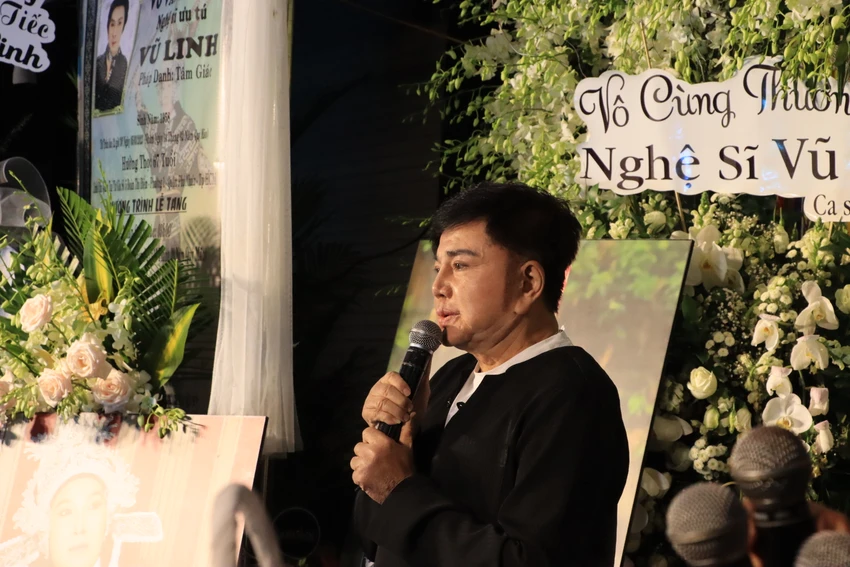 "Biết nghệ sĩ Vũ Linh là người con có hiếu nên Châu Thanh hát bài 'Hiếu đạo' nói lên nỗi lòng của Vũ Linh dành cho gia đình. Sự ra đi của thiên tài cải lương Vũ Linh là mất mát của sân khấu"- nghệ sĩ Châu Thanh nói. "Biết nghệ sĩ Vũ Linh là người con có hiếu nên Châu Thanh hát bài 'Hiếu đạo' nói lên nỗi lòng của Vũ Linh dành cho gia đình. Sự ra đi của thiên tài cải lương Vũ Linh là mất mát của sân khấu"- nghệ sĩ Châu Thanh nói.