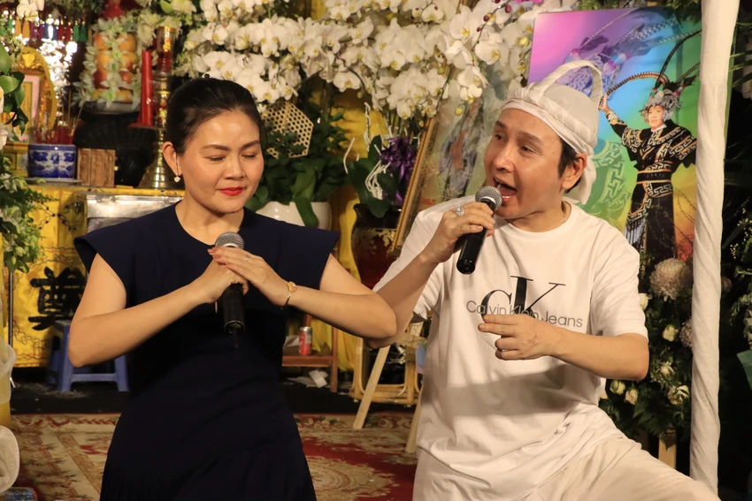Khép lại chương trình, NSƯT Vũ Luân đã cùng nghệ sĩ Trinh Trinh thể hiện lại một trích đoạn trong vở Lương Sơn Bá Chúc Anh Đài. Ảnh: H.N Khép lại chương trình, NSƯT Vũ Luân đã cùng nghệ sĩ Trinh Trinh thể hiện lại một trích đoạn trong vở Lương Sơn Bá Chúc Anh Đài. Ảnh: H.N