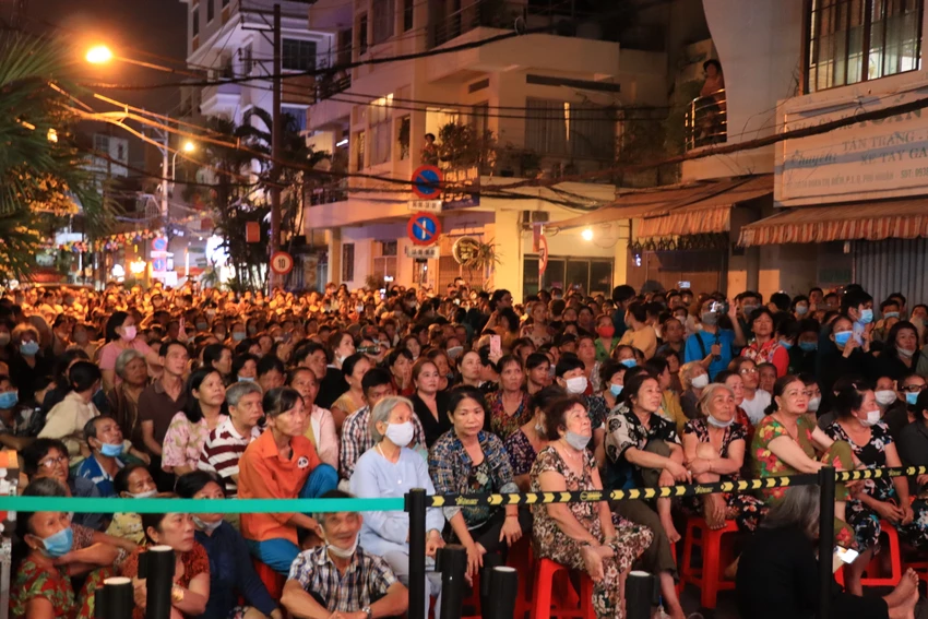 Dù hơn 20h chương trình mới chính thức bắt đầu thế nhưng đoạn đường đã chật kín khán giả chờ đợi những màn trình diễn của nghệ sĩ. Ảnh: HÀ NGUYỄN Dù hơn 20h chương trình mới chính thức bắt đầu thế nhưng đoạn đường đã chật kín khán giả chờ đợi những màn trình diễn của nghệ sĩ. Ảnh: HÀ NGUYỄN
