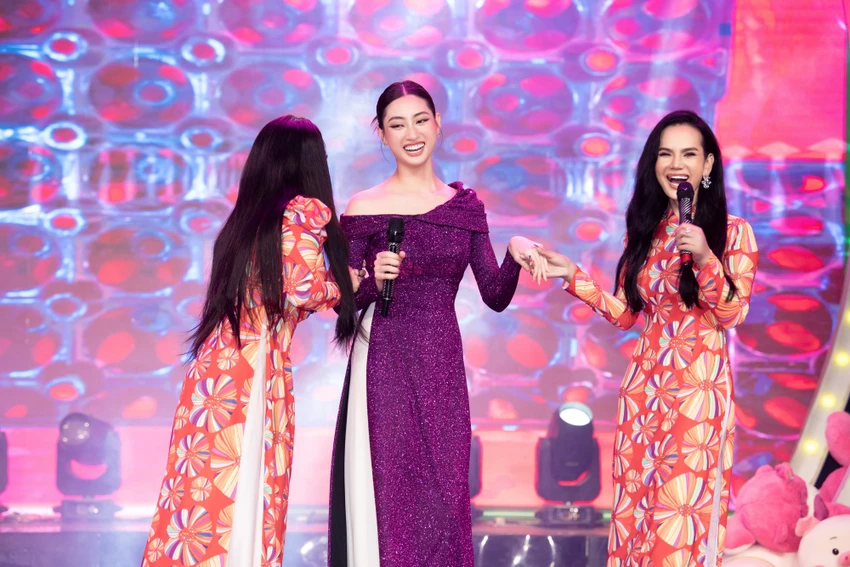 Hoa hậu Lương Thùy Linh giao lưu cùng các thành viên đoàn lô tô Hương Nam trên sân khấu