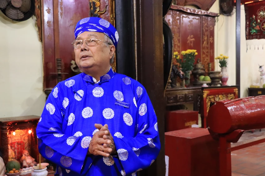 Ông Phạm Thành Lâm, Trưởng ban quản lý đình Chí Hòa chia sẻ về ngôi đình 300 tuổi. Ảnh: HÀ NGUYỄN Ông Phạm Thành Lâm, Trưởng ban quản lý đình Chí Hòa chia sẻ về ngôi đình 300 tuổi. Ảnh: HÀ NGUYỄN