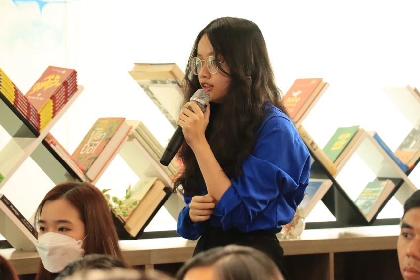 Các bạn Đoàn viên thanh niên đặt câu hỏi với tác giả. Ảnh: HÀ NGUYỄN. Các bạn Đoàn viên thanh niên đặt câu hỏi với tác giả. Ảnh: HÀ NGUYỄN.