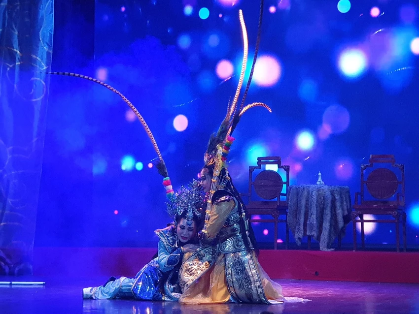 Trích đoạn "Long Lân Quy Phụng" được diễn tại liveshow kỷ niệm 55 năm theo nghề của nghệ sĩ Bạch Long. Ảnh: HÀ NGUYỄN