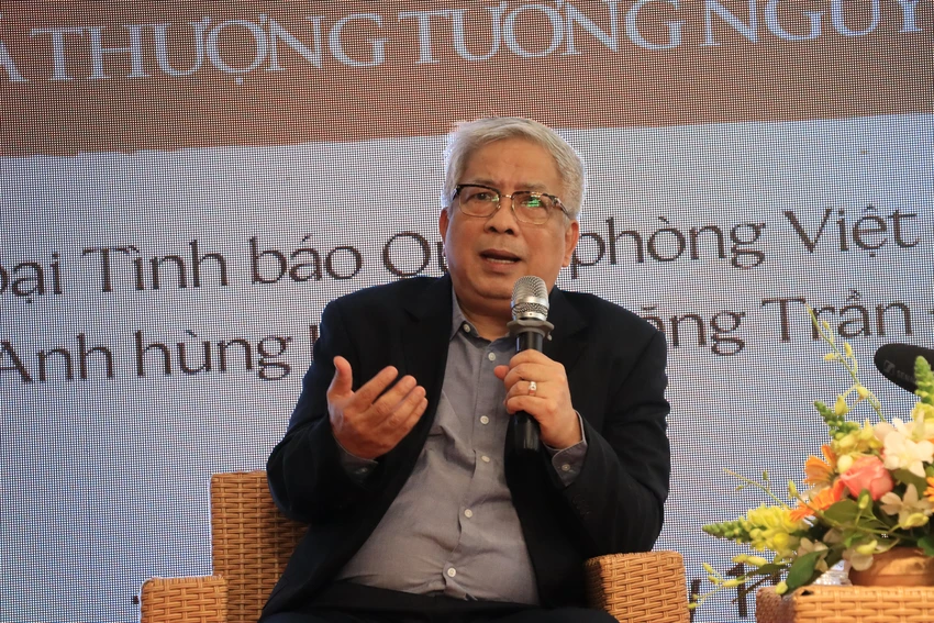 " Trong cuộc sống có rất nhiều công việc đến với mình, có việc đem lại rất nhiều lợi ích, rất đáng tự hào nhưng còn những việc không tên rất nhỏ không có lợi ích gì cho mình nhưng nếu là cần thì mình phải toàn tâm toàn ý làm cho tốt nhiệm vụ dù là nhỏ nhất" - Thượng tướng Nguyễn Chí Vịnh bày tỏ. Ảnh: HÀ NGUYỄN " Trong cuộc sống có rất nhiều công việc đến với mình, có việc đem lại rất nhiều lợi ích, rất đáng tự hào nhưng còn những việc không tên rất nhỏ không có lợi ích gì cho mình nhưng nếu là cần thì mình phải toàn tâm toàn ý làm cho tốt nhiệm vụ dù là nhỏ nhất" - Thượng tướng Nguyễn Chí Vịnh bày tỏ. Ảnh: HÀ NGUYỄN