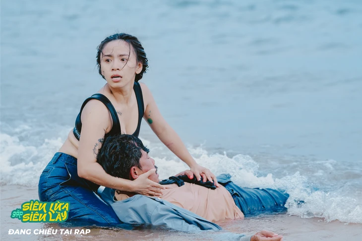Ngọc Phước và Nhật Trung trong phim Siêu lừa gặp siêu lầy. Ảnh: ĐPCC