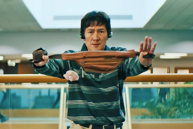 Quan Kế Huy trong "Everything everywhere all at once". Ảnh: A24 Quan Kế Huy trong "Everything everywhere all at once". Ảnh: A24