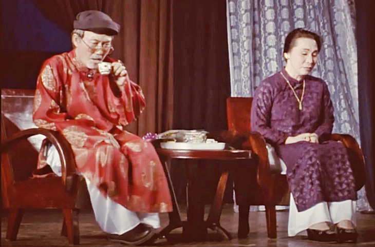 Nghệ sĩ Diệp Lang và nghệ sĩ Bạch Tuyết trong vở Đời cô Lựu. Ảnh chụp màn hình Nghệ sĩ Diệp Lang và nghệ sĩ Bạch Tuyết trong vở Đời cô Lựu. Ảnh chụp màn hình