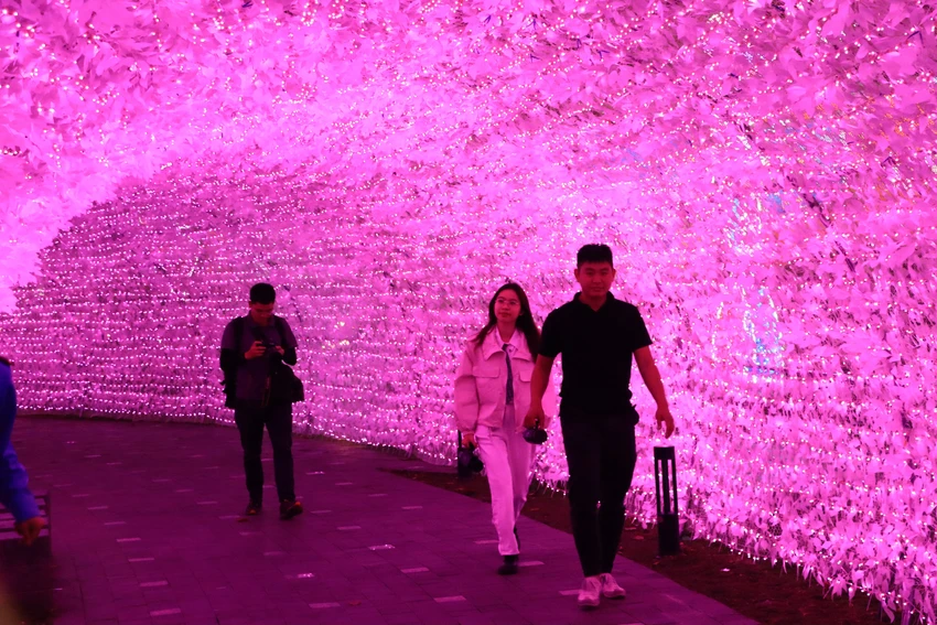 Mái vòm đèn LED là địa điểm lý tưởng đến giới trẻ check-in. Ảnh: HÀ NGUYỄN Mái vòm đèn LED là địa điểm lý tưởng đến giới trẻ check-in. Ảnh: HÀ NGUYỄN
