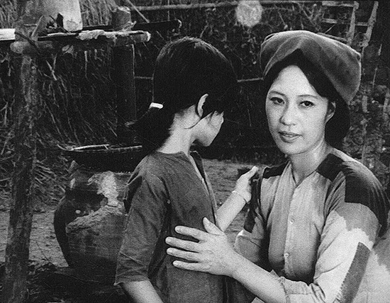 NSND Thụy Vân trong phim "Xa và gần".