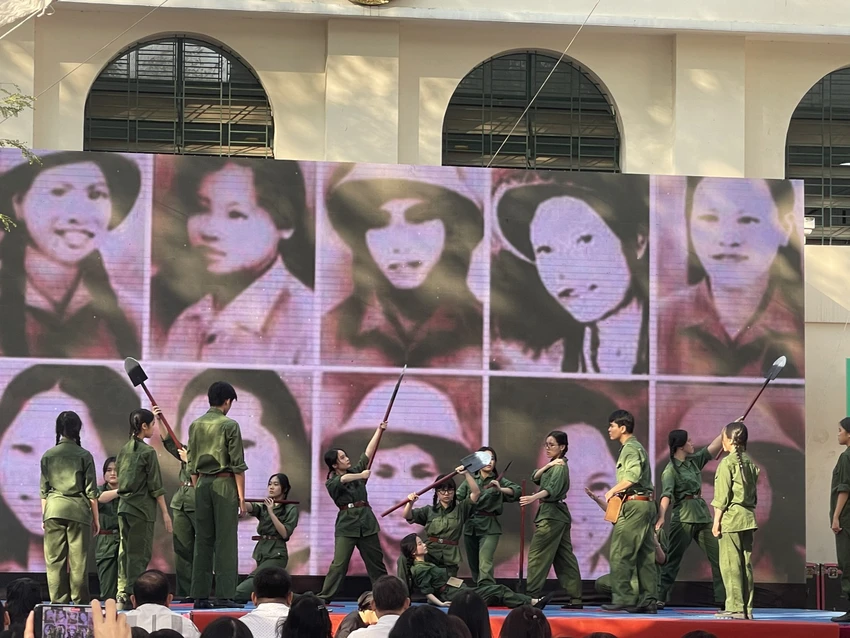 Tiết mục "Lá thư cuối cùng" của tiểu đội 12D3. Ảnh THUỶ TÂM Tiết mục "Lá thư cuối cùng" của tiểu đội 12D3. Ảnh THUỶ TÂM