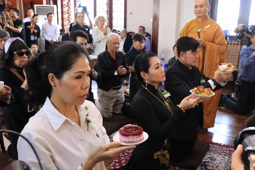 Nghệ sĩ Châu Thanh, Ngọc Huyền thực hiện nghi thức cúng cơm cho nghệ sĩ Diệp Lang trong lễ tưởng niệm. Ảnh: H.N Nghệ sĩ Châu Thanh, Ngọc Huyền thực hiện nghi thức cúng cơm cho nghệ sĩ Diệp Lang trong lễ tưởng niệm. Ảnh: H.N