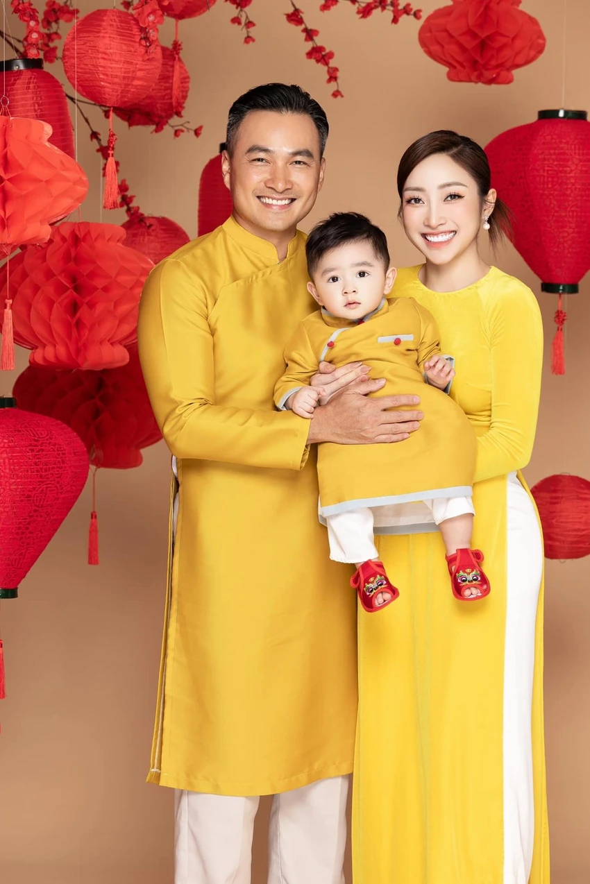Chi Bảo cùng bà xã và con trai trong dịp Tết vừa qua. Ảnh: FBNV Chi Bảo cùng bà xã và con trai trong dịp Tết vừa qua. Ảnh: FBNV