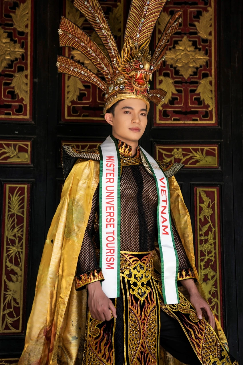Huỳnh Võ Hoàng Sơn, đại diện Việt Nam trong trang phục dân tộc. Ảnh: FBNV Huỳnh Võ Hoàng Sơn, đại diện Việt Nam trong trang phục dân tộc. Ảnh: FBNV