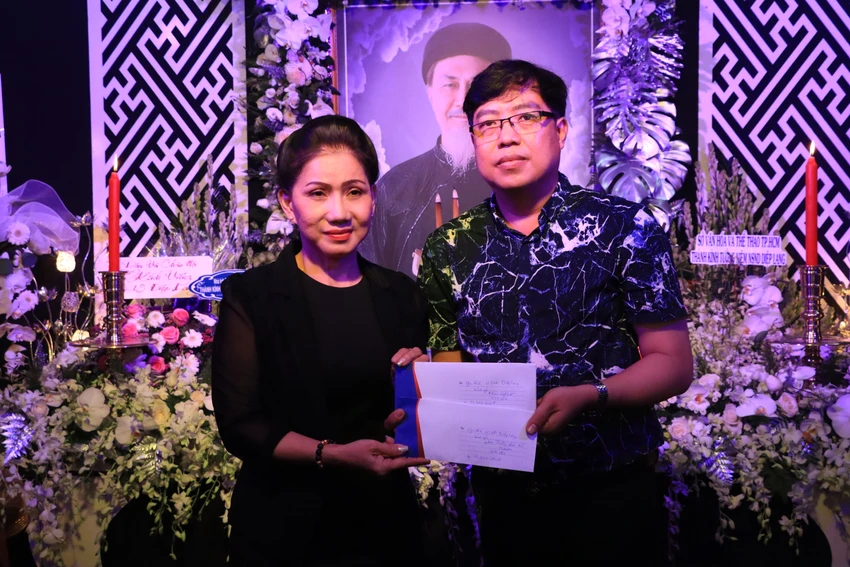 NSƯT Phượng Loan và đạo diễn Thanh Hiệp nhận tiền ủng hộ từ gia đình NSND Diệp Lang