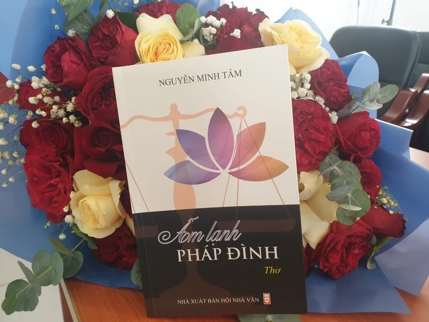 Tập thơ "Ấm lạnh pháp đình" của luật sư, nhà thơ Nguyễn Minh Tâm. Ảnh: HÀ NGUYỄN Tập thơ "Ấm lạnh pháp đình" của luật sư, nhà thơ Nguyễn Minh Tâm. Ảnh: HÀ NGUYỄN