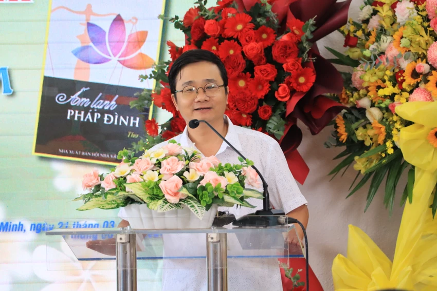 "Ông không chỉ dành thơ để phản ánh tâm của một luật sư mà đâu đó trong tập thơ người đọc thấy ông như chơi vơi giữa bộn bề, đôi khi như thét gào giữa thinh lặng. Ông thầm khấn nguyện một không gian khác, không gian xoa dịu oán thù, không gian an ủi cay đắng"- nhà thơ Lê Thiếu Nhơn bày tỏ. Ảnh: H.N "Ông không chỉ dành thơ để phản ánh tâm của một luật sư mà đâu đó trong tập thơ người đọc thấy ông như chơi vơi giữa bộn bề, đôi khi như thét gào giữa thinh lặng. Ông thầm khấn nguyện một không gian khác, không gian xoa dịu oán thù, không gian an ủi cay đắng"- nhà thơ Lê Thiếu Nhơn bày tỏ. Ảnh: H.N