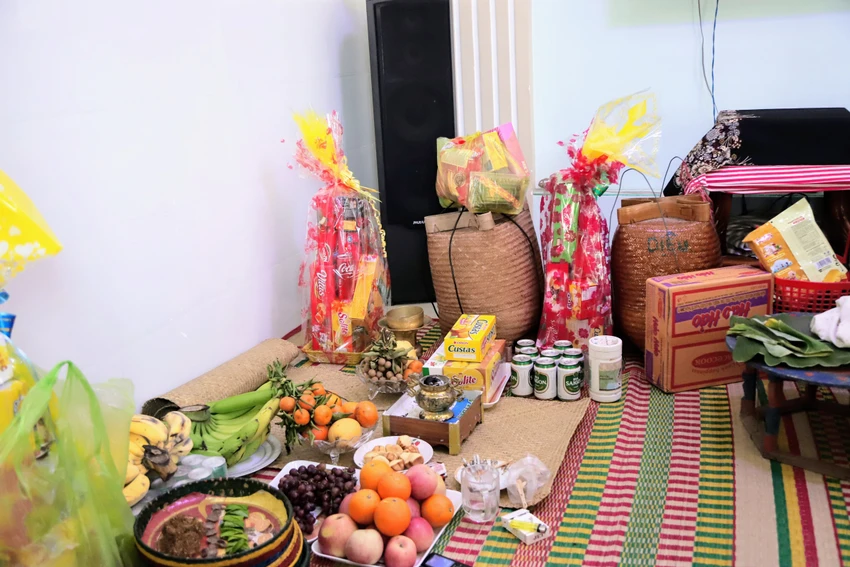 Sau khi đi tảo mộ về các gia đình dù giàu hay nghèo đều chọn nơi trang trọng nhất kê ván, trải chiếu làm lễ cúng gia tiên. Đây là nơi để cho con cháu đốt trầm hương tưởng nhớ gia tiên.