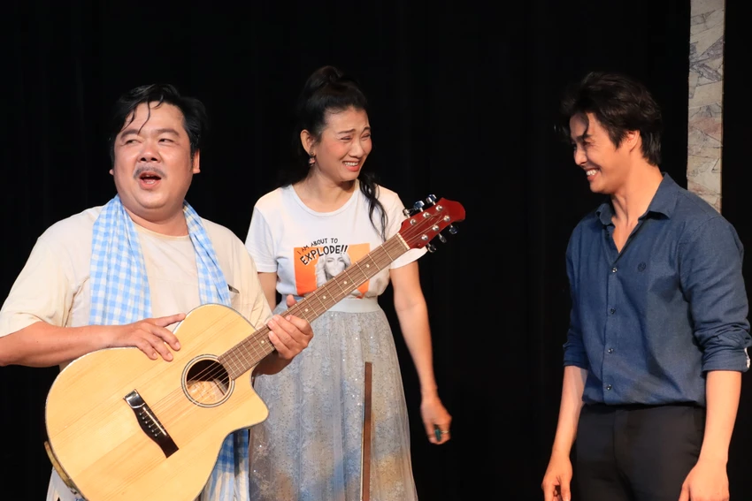Đạo diễn Chánh Trực, NSƯT Mỹ Uyên và Võ Minh Lâm tung hứng trong vở "Trời trao của lạ". Ảnh: HÀ NGUYỄN