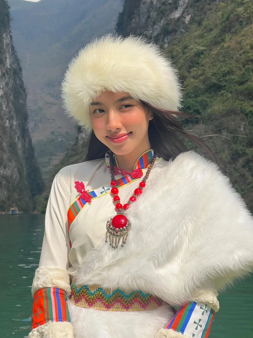 Hoa hậu Thùy Tiên mặc trang phục Mông Cổ chụp hình trên sông Nho Quế (Hà Giang). Ảnh: FBNV Hoa hậu Thùy Tiên mặc trang phục Mông Cổ chụp hình trên sông Nho Quế (Hà Giang). Ảnh: FBNV