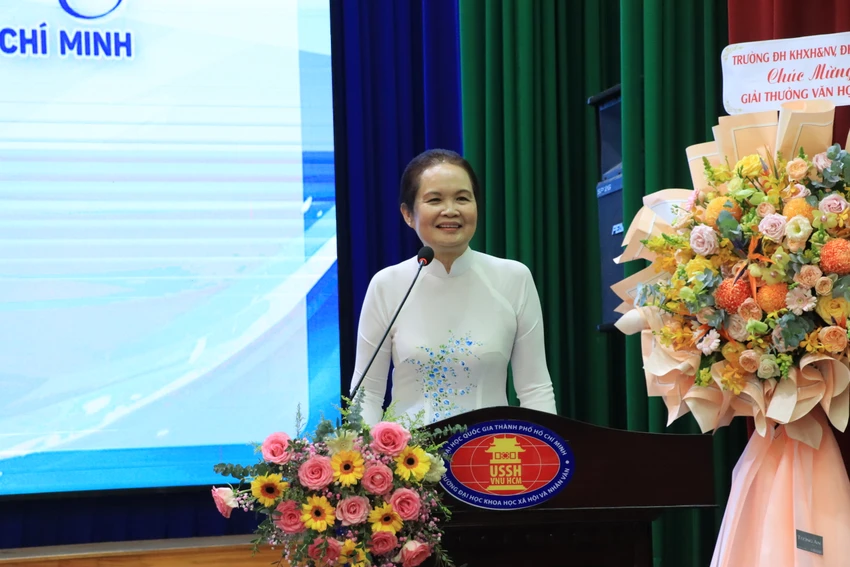 Nhà văn Bích Ngân, Trưởng ban giám khảo cuộc thi phát biểu tại buổi lễ. Ảnh: H.N Nhà văn Bích Ngân, Trưởng ban giám khảo cuộc thi phát biểu tại buổi lễ. Ảnh: H.N