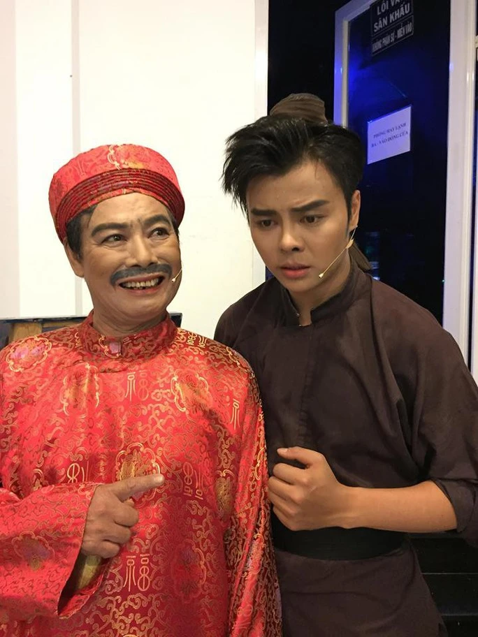 Nghệ sĩ Duy Sơn và con trai trong vở "Hòn vọng phu". Ảnh: T.H Nghệ sĩ Duy Sơn và con trai trong vở "Hòn vọng phu". Ảnh: T.H
