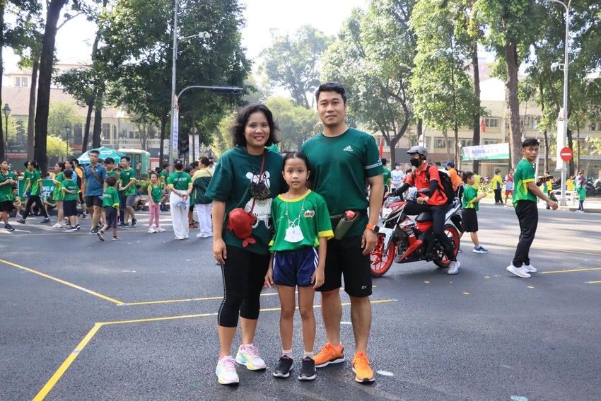 Cùng ông xã và con gái tham gia ngày hội, chị Đỗ Thị Huyền Diễm Trinh (quận 1) cho biết: "Đến với ngày hội, tôi cùng ông xã và con gái rất hào hứng. Năm nay ngày hội được tổ chức rất chuyên nghiệp. Con gái tôi chỉ mới 8 tuổi nhưng con vẫn hoàn thiện lộ trình mà BTC đưa ra. Đây là hoạt động kết nối cộng đồng và cả gia đình rất ý nghĩa. Bây giờ các bé không có nhiều thời gian để trải nghiệm hoạt động vui chơi thành ra có hoạt động như vậy thì cả gia đình mới có dịp để cùng tham gia". Cùng ông xã và con gái tham gia ngày hội, chị Đỗ Thị Huyền Diễm Trinh (quận 1) cho biết: "Đến với ngày hội, tôi cùng ông xã và con gái rất hào hứng. Năm nay ngày hội được tổ chức rất chuyên nghiệp. Con gái tôi chỉ mới 8 tuổi nhưng con vẫn hoàn thiện lộ trình mà BTC đưa ra. Đây là hoạt động kết nối cộng đồng và cả gia đình rất ý nghĩa. Bây giờ các bé không có nhiều thời gian để trải nghiệm hoạt động vui chơi thành ra có hoạt động như vậy thì cả gia đình mới có dịp để cùng tham gia".
