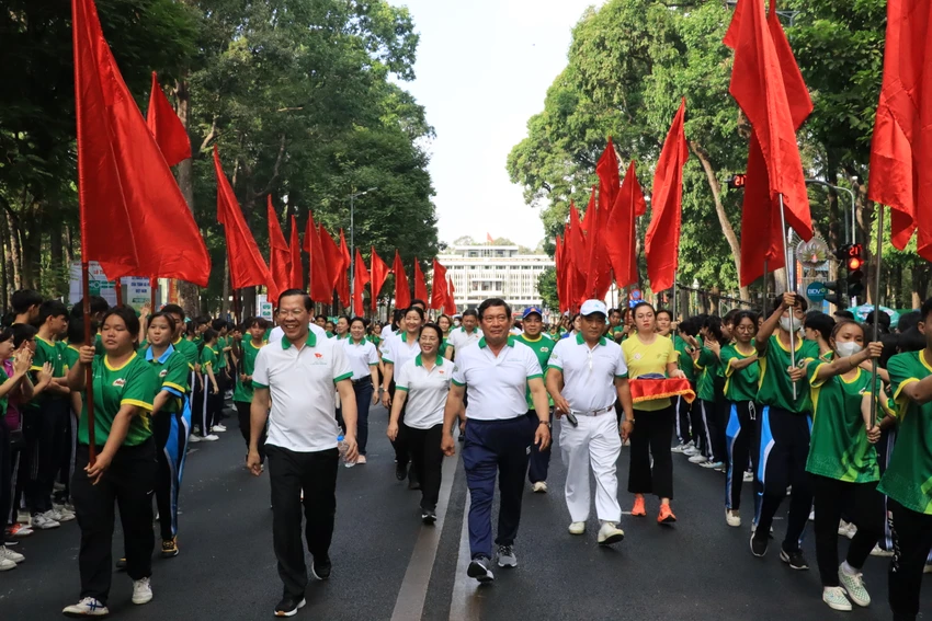 Ông Phan Văn Mãi cùng lãnh đạo Sở, ban, ngành và các vận động viên trước giờ xuất phát. Ảnh: H.N Ông Phan Văn Mãi cùng lãnh đạo Sở, ban, ngành và các vận động viên trước giờ xuất phát. Ảnh: H.N