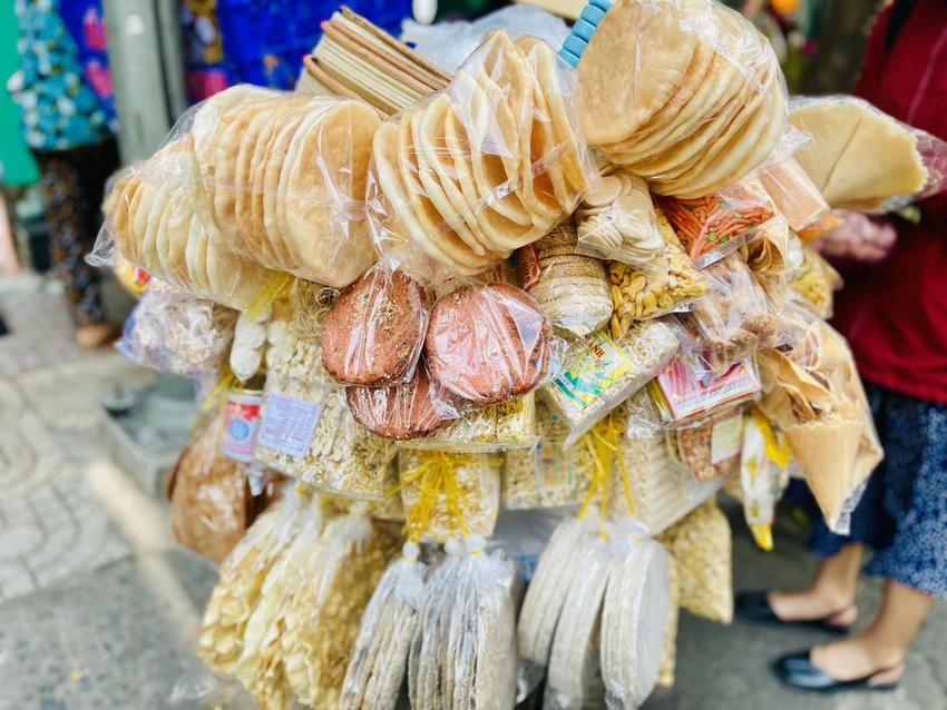 Các loại bánh được trưng bày bắt mắt. Ảnh: THUỶ TÂM Các loại bánh được trưng bày bắt mắt. Ảnh: THUỶ TÂM