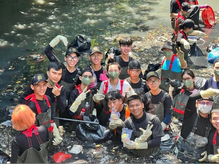Thùy Tiên cùng nhóm Sài Gòn xanh dọn rác tại con kênh ở Tân Bình. Ảnh: FBNV Thùy Tiên cùng nhóm Sài Gòn xanh dọn rác tại con kênh ở Tân Bình. Ảnh: FBNV