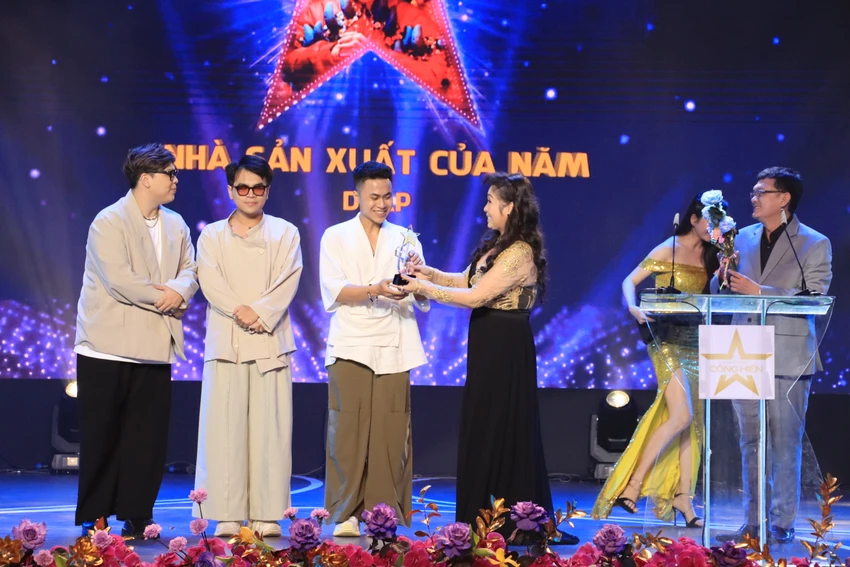 NSND Hồng Vân, NSƯT Hữu Châu trao giải cho nhóm DTAP. Ảnh: H.N NSND Hồng Vân, NSƯT Hữu Châu trao giải cho nhóm DTAP. Ảnh: H.N