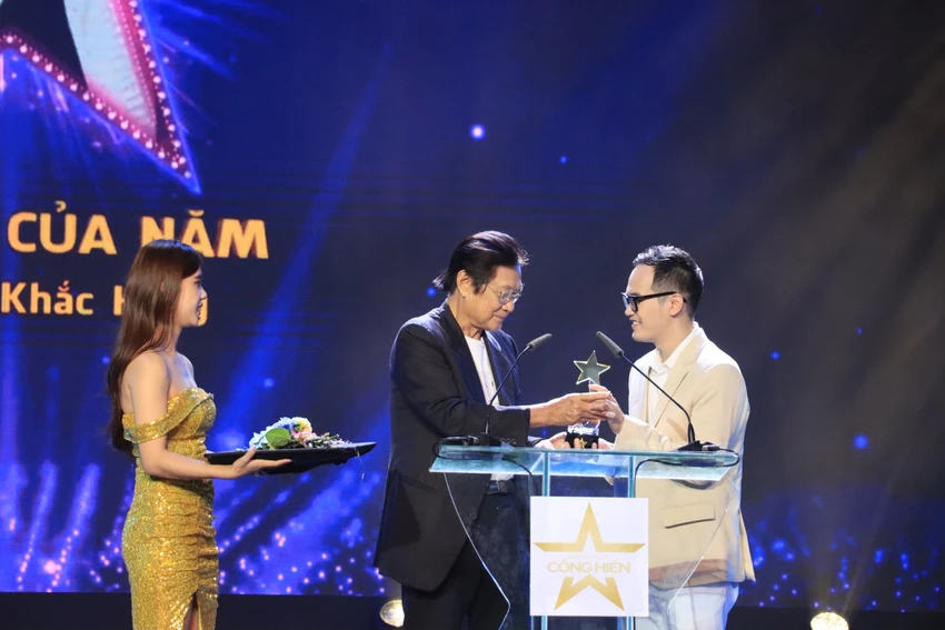 Nhạc sĩ Dương Thụ trao giải Nhà sản xuất của năm cho Khắc Hưng. Ảnh: H.N Nhạc sĩ Dương Thụ trao giải Nhà sản xuất của năm cho Khắc Hưng. Ảnh: H.N