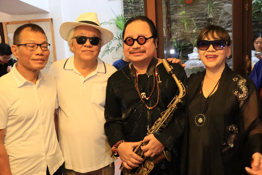 Gia đình nhạc sĩ Trịnh Công Sơn cùng nghệ sĩ Saxsophone Trần Mạnh Tuấn Gia đình nhạc sĩ Trịnh Công Sơn cùng nghệ sĩ Saxsophone Trần Mạnh Tuấn