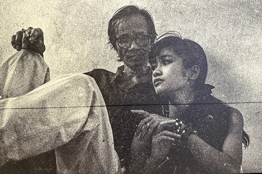 Trịnh Công Sơn và Hồng Nhung trò chuyện trước giờ ăn trưa vào năm 1993. Lúc này, cả hai đang bàn luận về ca khúc "Bống bồng ơi" - một trong chùm ba bài hát nhạc sĩ dành tặng riêng cho chị. Dù ảnh phim bị nhiều vết xước, Dương Minh Long vẫn giữ lại vì thích màu hoài niệm của tấm hình. Ảnh: DƯƠNG MINH LONG Trịnh Công Sơn và Hồng Nhung trò chuyện trước giờ ăn trưa vào năm 1993. Lúc này, cả hai đang bàn luận về ca khúc "Bống bồng ơi" - một trong chùm ba bài hát nhạc sĩ dành tặng riêng cho chị. Dù ảnh phim bị nhiều vết xước, Dương Minh Long vẫn giữ lại vì thích màu hoài niệm của tấm hình. Ảnh: DƯƠNG MINH LONG