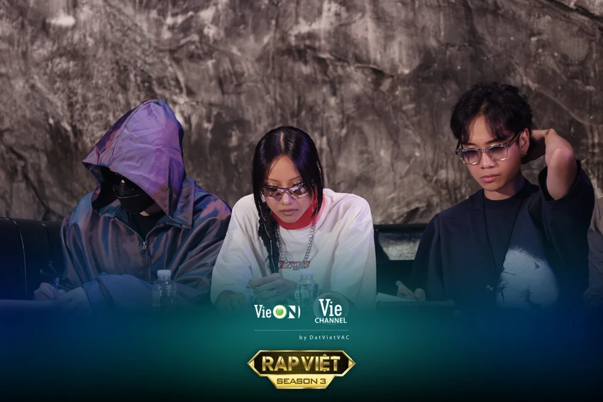 3 giám khảo casting Rap Việt Mùa 3 (2023) đã chính thức lộ diện, đó là: Suboi, JustaTee và một nhân vật hiện còn đang giấu mặt.Sự xuất hiện của bộ 3 này thu hút sự quan tâm bàn luận của nhiều khán giả trẻ. 3 giám khảo casting Rap Việt Mùa 3 (2023) đã chính thức lộ diện, đó là: Suboi, JustaTee và một nhân vật hiện còn đang giấu mặt.Sự xuất hiện của bộ 3 này thu hút sự quan tâm bàn luận của nhiều khán giả trẻ.