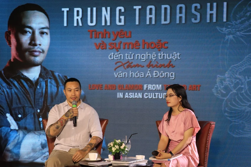 Nghệ sĩ Trung Tadashi (trái) chia sẻ tại buổi ra mắt sách. Nghệ sĩ Trung Tadashi (trái) chia sẻ tại buổi ra mắt sách.