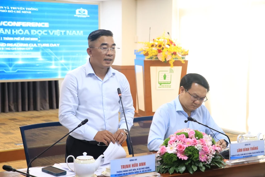 Ông Trịnh Hữu Anh, Trưởng phòng xuất bản, in và phát hành Sở TT&TT TP.HCM phát biểu tại họp báo. Ảnh: HÀ NGUYỄN Ông Trịnh Hữu Anh, Trưởng phòng xuất bản, in và phát hành Sở TT&TT TP.HCM phát biểu tại họp báo. Ảnh: HÀ NGUYỄN